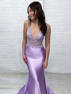 Iskander | Vestidos largos de fiesta de satén lavanda con escote en V estilo sirena y apliques