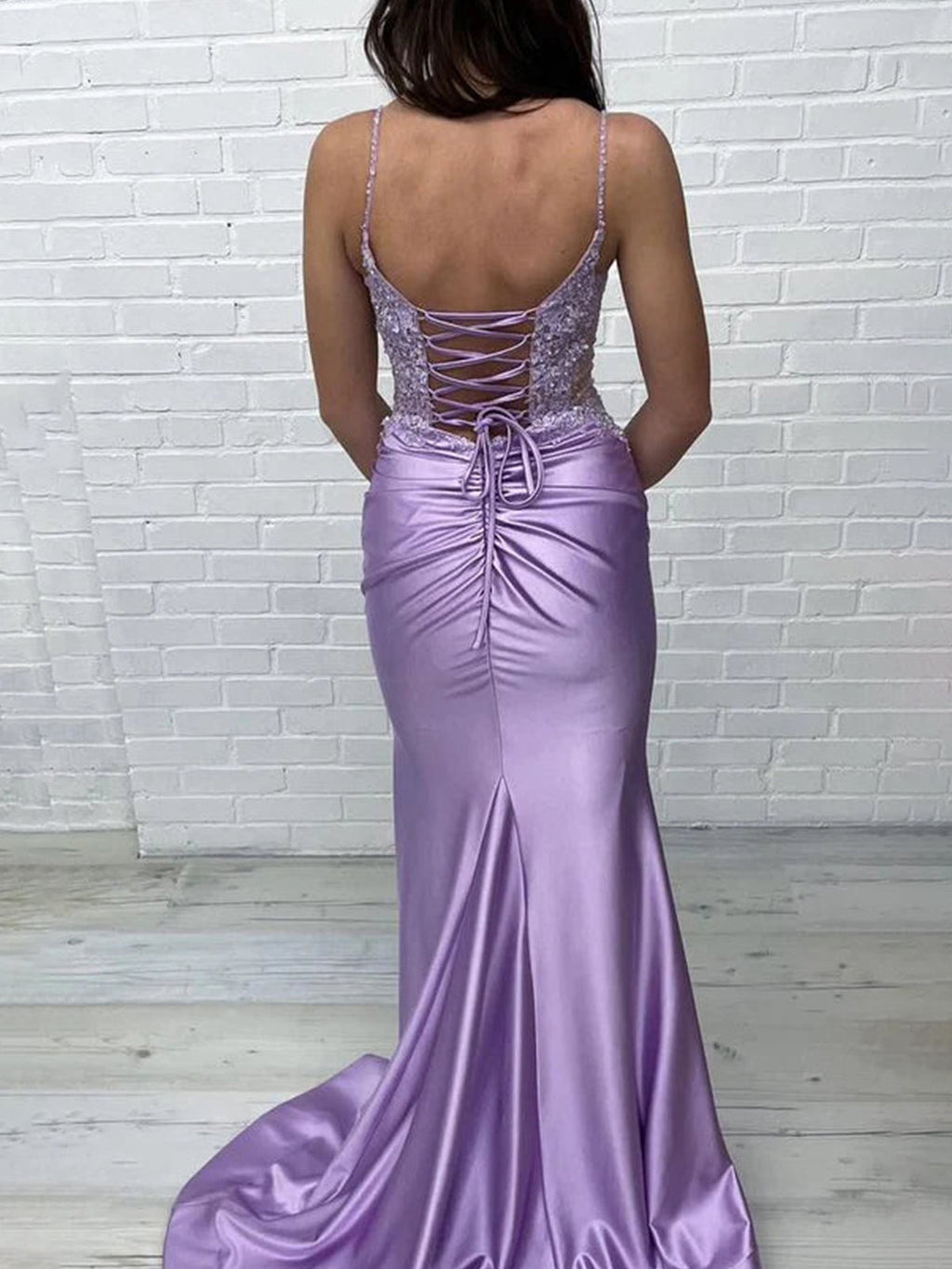 Iskander | Vestidos largos de fiesta de satén lavanda con escote en V estilo sirena y apliques