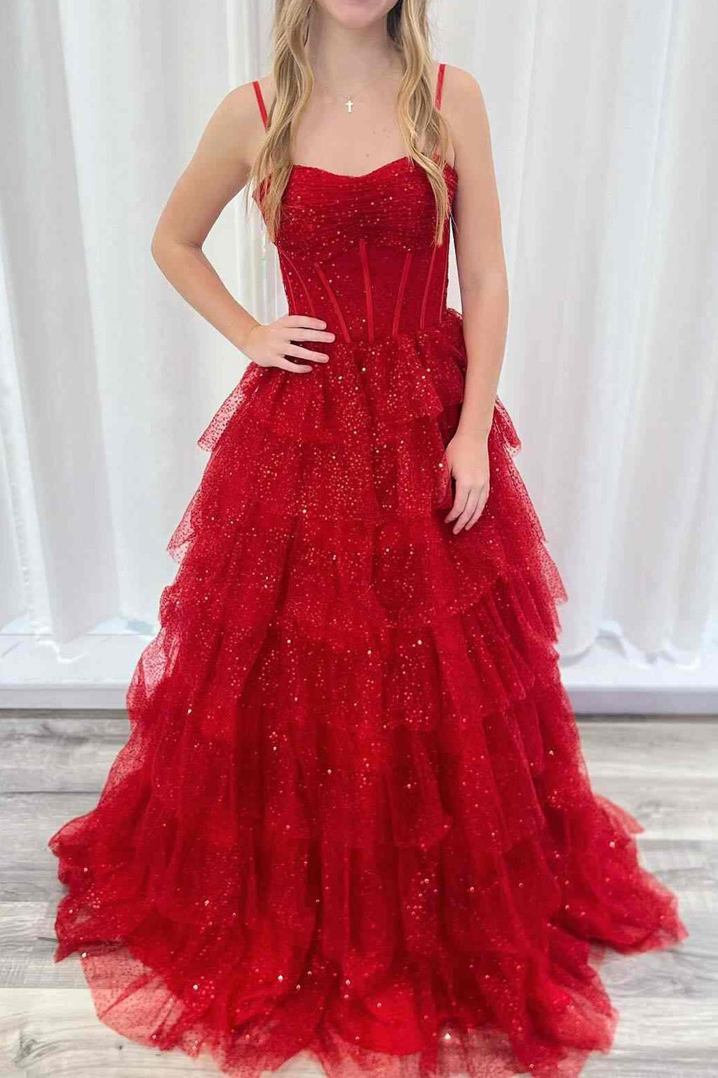 Isoline | Robe de bal rouge à fines bretelles froncées en tulle scintillant | Magnifique robe de bal Isoline | 