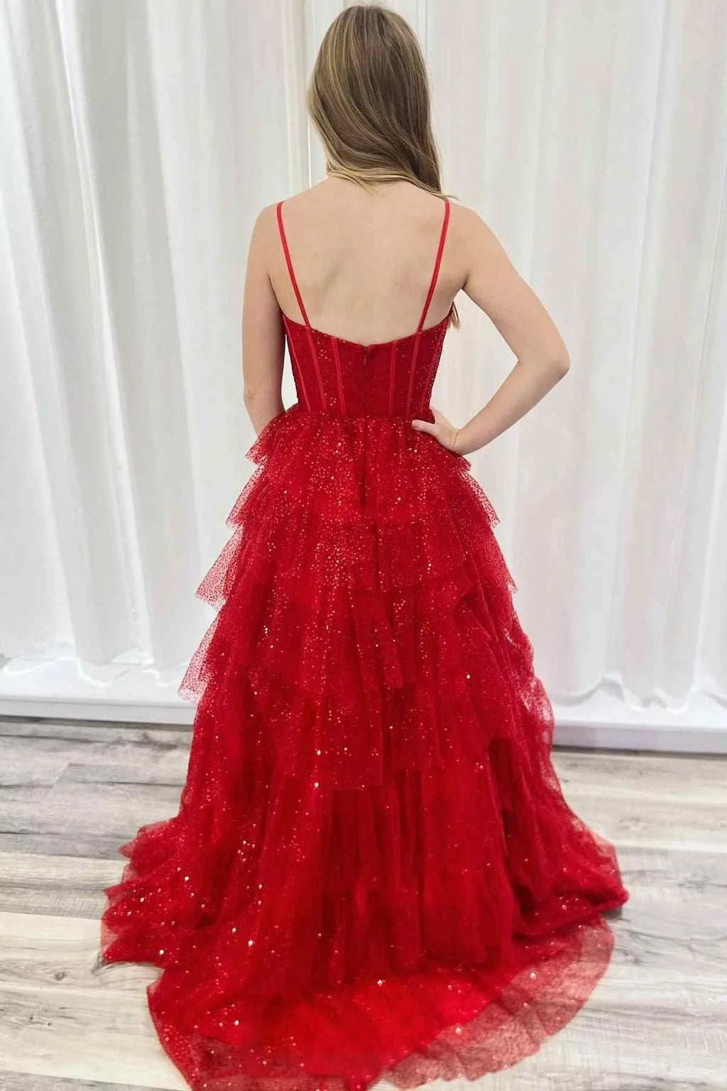 Isoline | Robe de bal rouge à fines bretelles froncées en tulle scintillant | Magnifique robe de bal Isoline | 