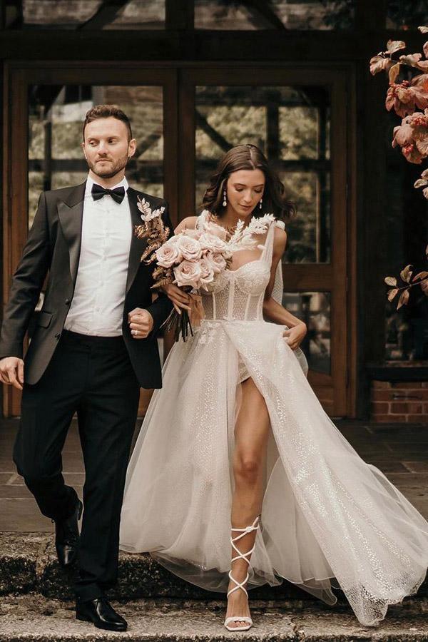 Robe de mariée ivoire trapèze sans manches à traîne balayée et sequins WD544