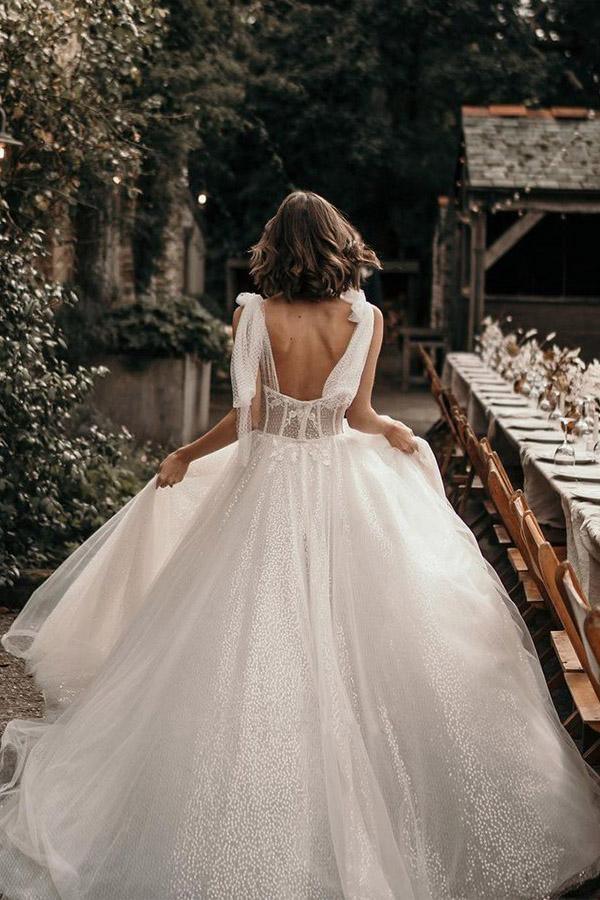 Robe de mariée ivoire trapèze sans manches à traîne balayée et sequins WD544