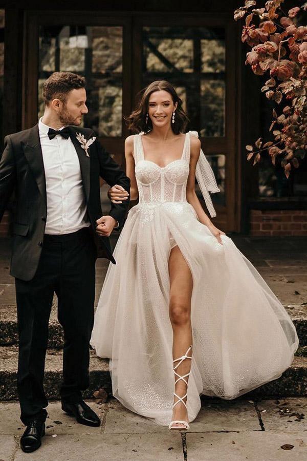 Robe de mariée ivoire trapèze sans manches à traîne balayée et sequins WD544
