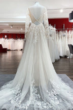 Vestidos de novia color marfil, corte en A, de tul, mangas largas, apliques de encaje y espalda descubierta