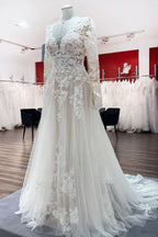 Vestidos de novia color marfil, corte en A, de tul, mangas largas, apliques de encaje y espalda descubierta