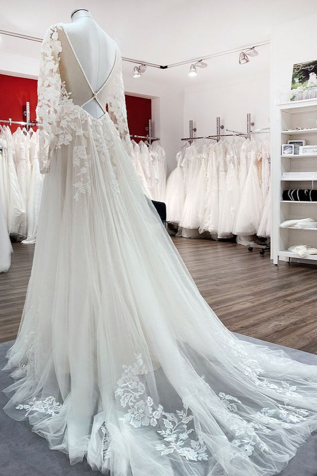 Vestidos de novia color marfil, corte en A, de tul, mangas largas, apliques de encaje y espalda descubierta