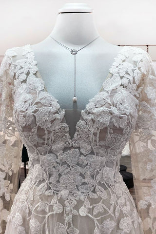 Vestidos de novia color marfil, corte en A, de tul, mangas largas, apliques de encaje y espalda descubierta