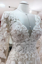 Vestidos de novia color marfil, corte en A, de tul, mangas largas, apliques de encaje y espalda descubierta