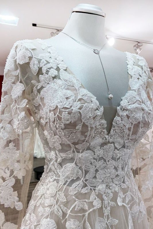 Vestidos de novia color marfil, corte en A, de tul, mangas largas, apliques de encaje y espalda descubierta