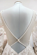 Vestidos de novia color marfil, corte en A, de tul, mangas largas, apliques de encaje y espalda descubierta