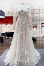Vestidos de novia color marfil, corte en A, de tul, mangas largas, apliques de encaje y espalda descubierta