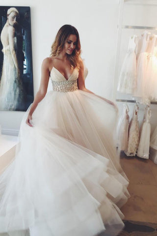 Vestidos de novia corte princesa con cola de corte princesa y detalles de pedrería en color marfil WD116