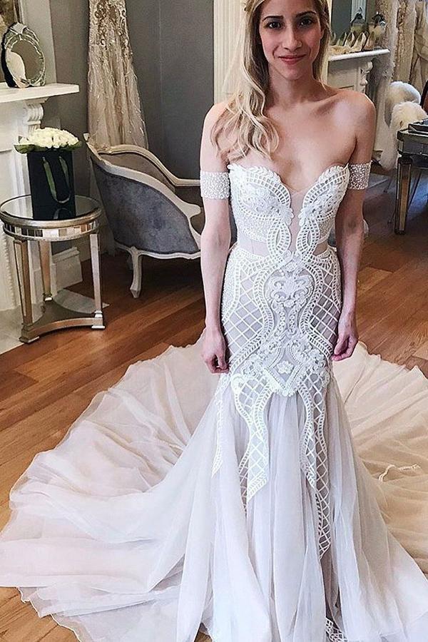 Robe de mariée sirène longue ivoire en tulle et dentelle, épaules dénudées et traîne chapelle