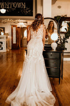 Robe de mariée sirène longue ivoire en tulle et dentelle, bretelles et volants, col en V