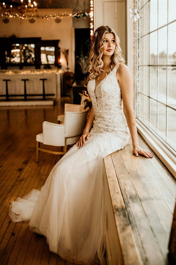 Robe de mariée sirène longue ivoire en tulle et dentelle, bretelles et volants, col en V