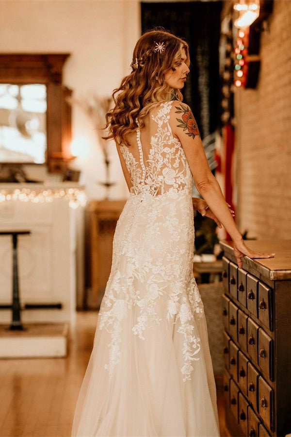 Robe de mariée sirène longue ivoire en tulle et dentelle, bretelles et volants, col en V