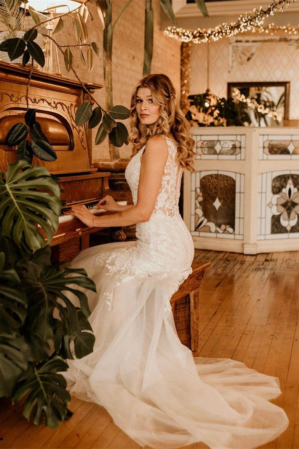 Robe de mariée sirène longue ivoire en tulle et dentelle, bretelles et volants, col en V