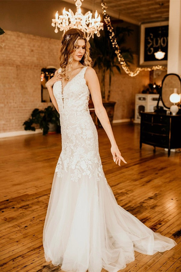 Robe de mariée sirène longue ivoire en tulle et dentelle, bretelles et volants, col en V