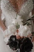 Robe de mariée ivoire à manches longues, traîne amovible, col en V, boutons et entièrement recouverte de perles 