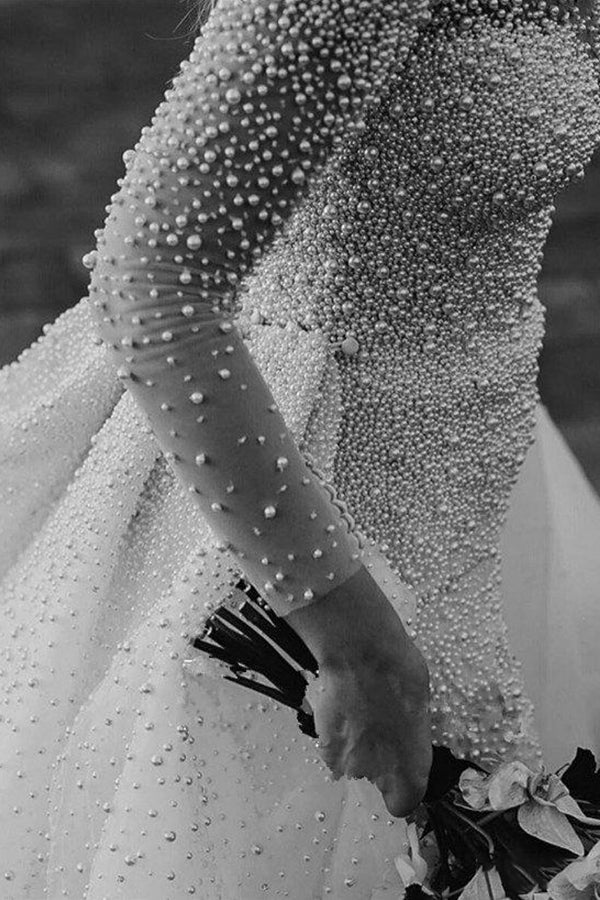 Robe de mariée ivoire à manches longues, traîne amovible, col en V, boutons et entièrement recouverte de perles 