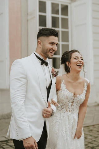 Vestido de novia color marfil sin mangas, corte en A, con tirantes y cola de capilla
