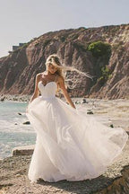 Vestido de novia color marfil de tul con escote corazón y tirantes finos WD082