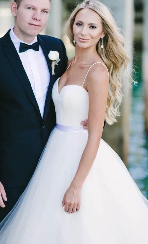 Vestido de novia color marfil de tul con escote corazón y tirantes finos WD082