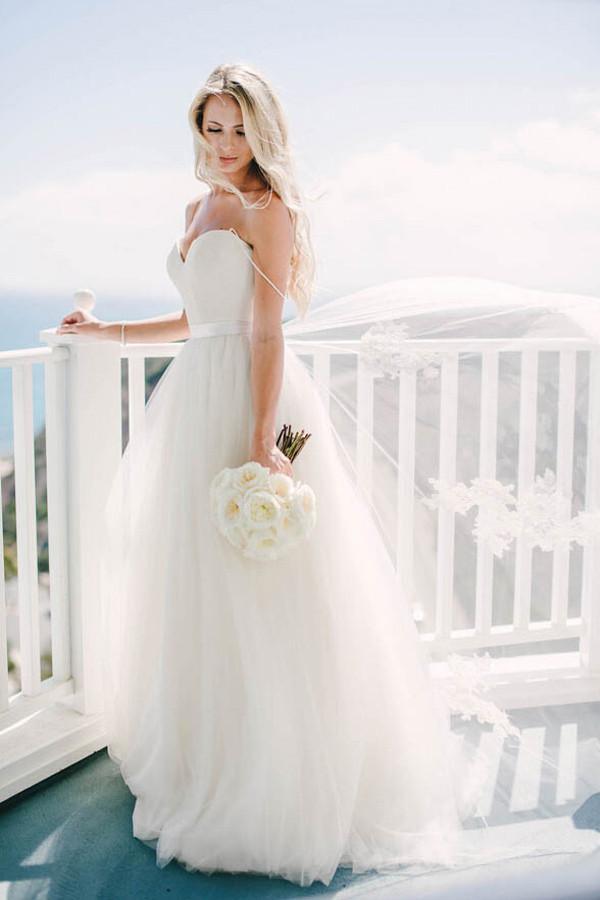 Vestido de novia color marfil de tul con escote corazón y tirantes finos WD082