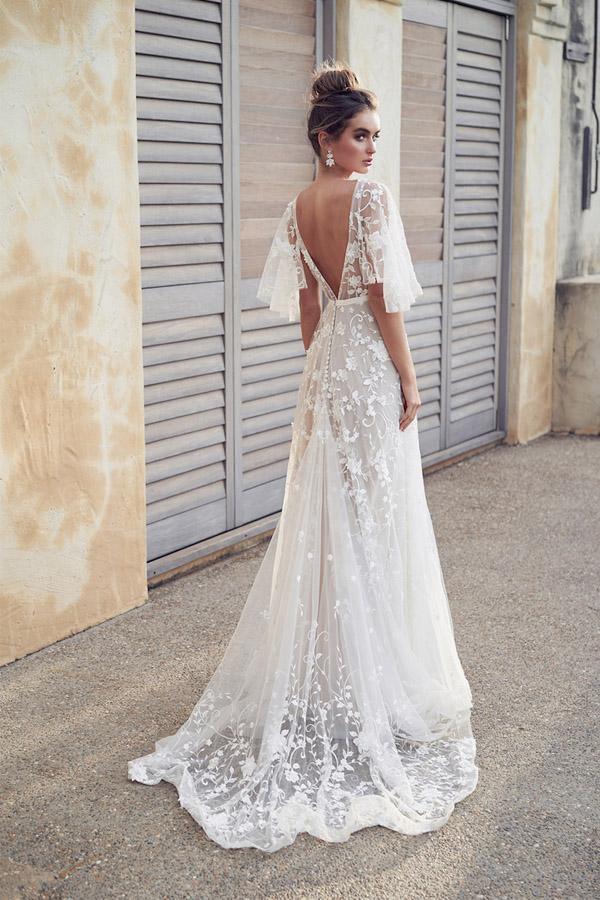 Vestidos de novia de playa color marfil con escote en V y apliques de encaje WD546