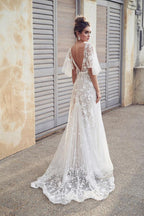 Vestidos de novia de playa color marfil con escote en V y apliques de encaje WD546