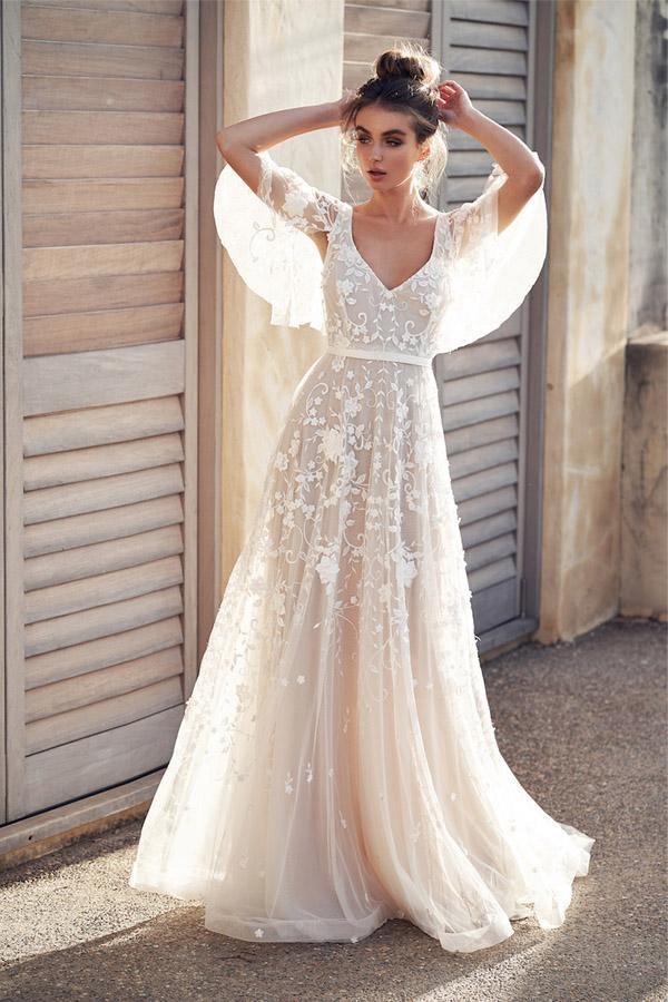 Vestidos de novia de playa color marfil con escote en V y apliques de encaje WD546