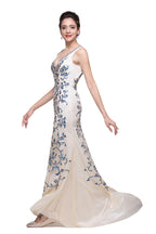 Robe de soirée sirène ivoire à col en V et appliques, longueur au sol