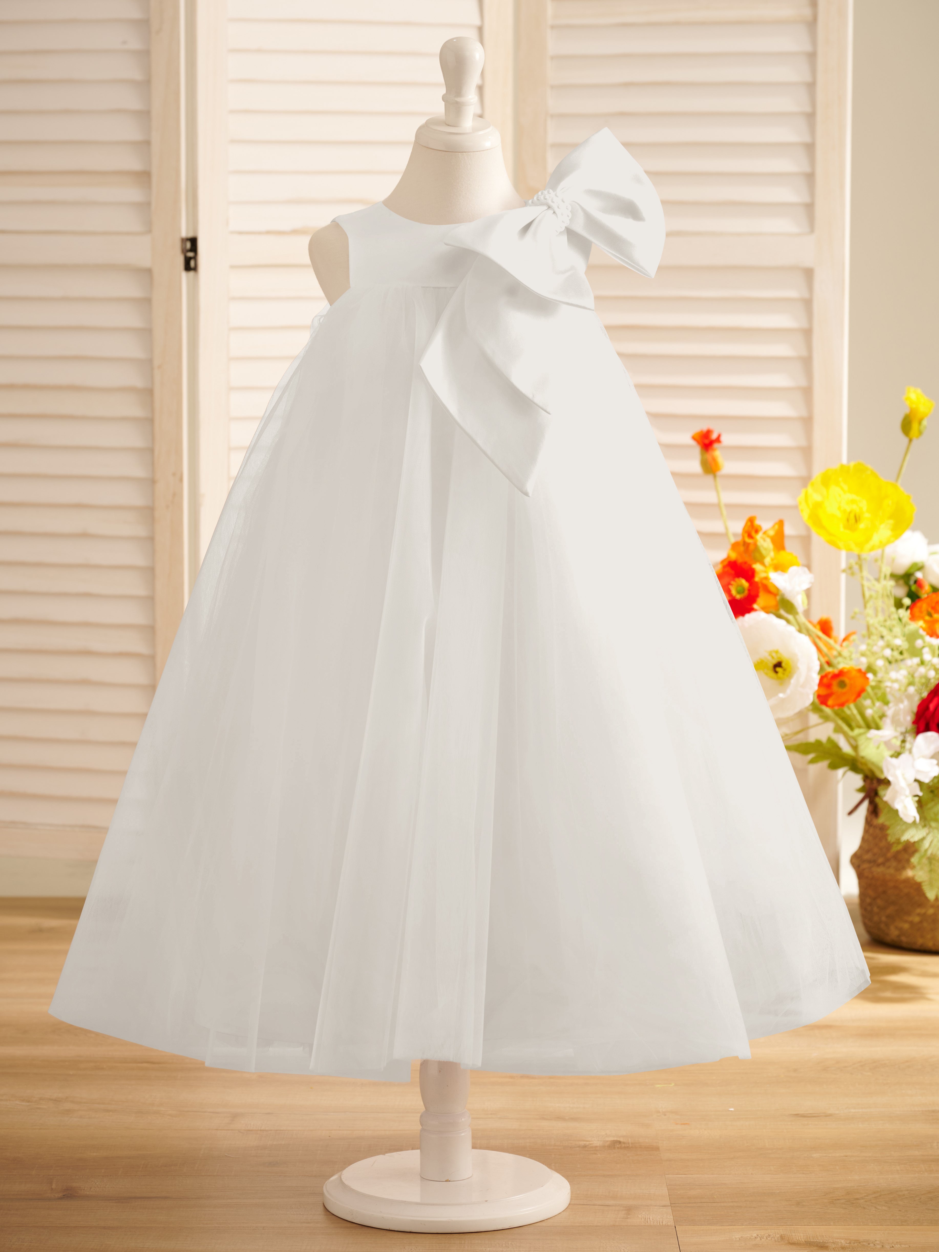 Vestido de niña pequeña de las flores, corte en A, con gran lazo y tul, hasta la rodilla. 