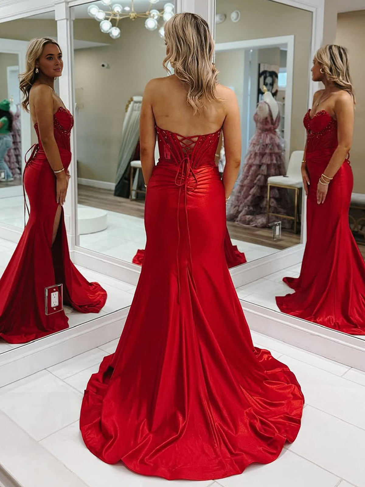 Izzy | Robe de bal longue sirène en satin rouge satiné, bustier et fente, décolleté en goutte d'eau.