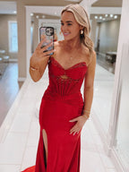 Izzy | Robe de bal longue sirène en satin rouge satiné, bustier et fente, décolleté en goutte d'eau.
