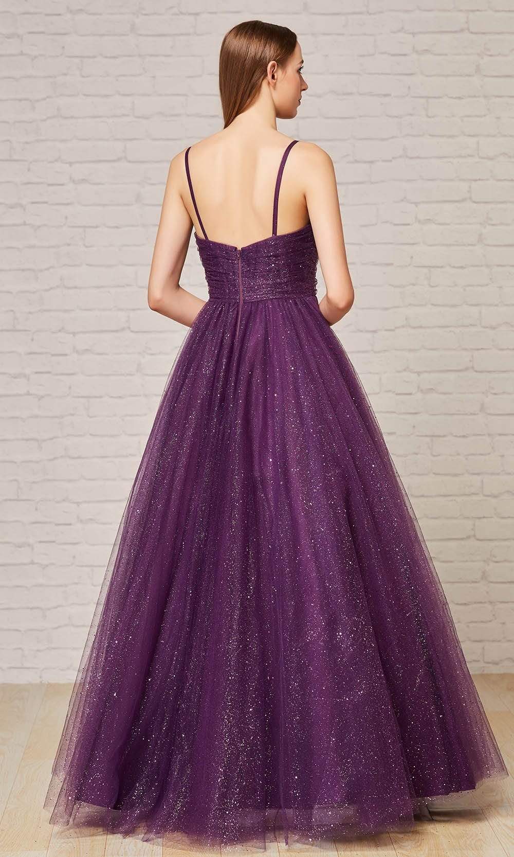 Robe trapèze plissée et ornée de paillettes