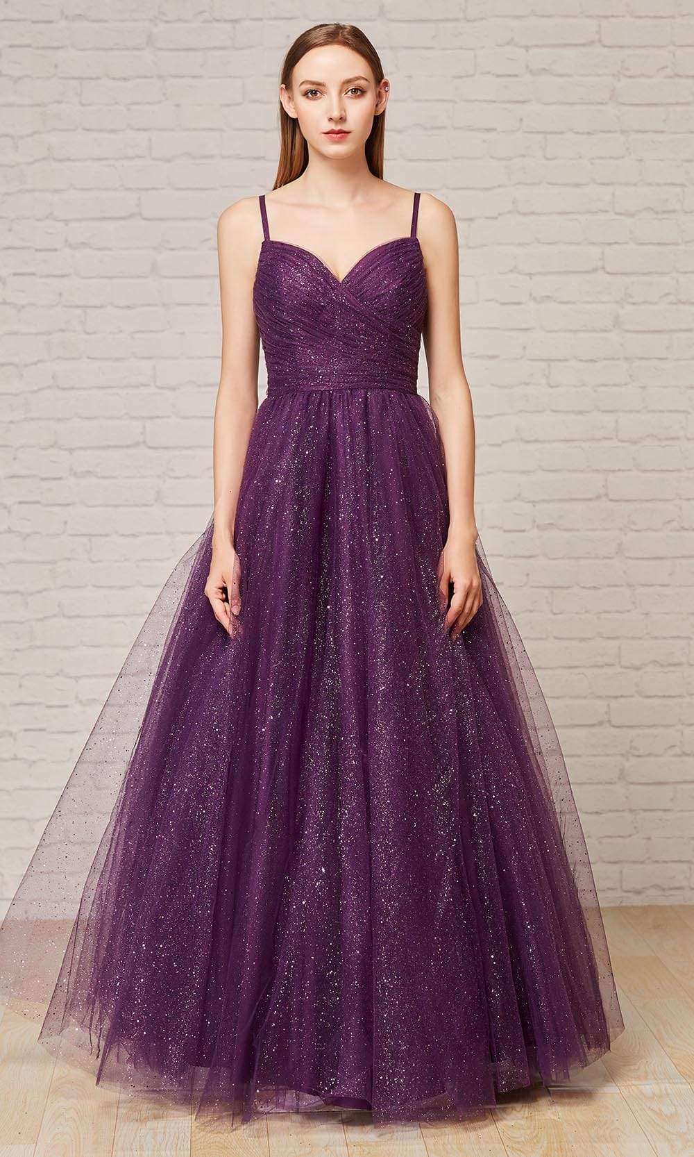 Robe trapèze plissée et ornée de paillettes