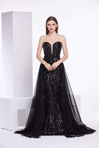 Robe ornée de sequins avec traîne transparente