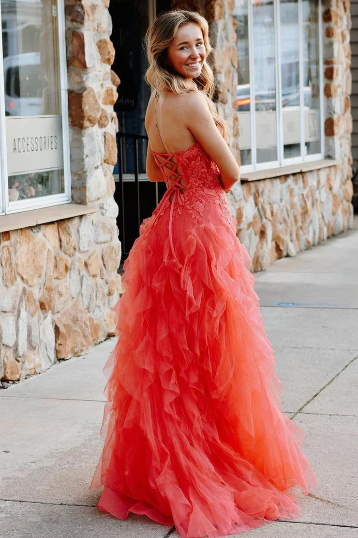Jaize | Robe de bal bustier corail en tulle délicat à volants et applications. Ornée de volants. 