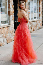 Jaize | Robe de bal bustier corail en tulle délicat à volants et applications. Ornée de volants. 