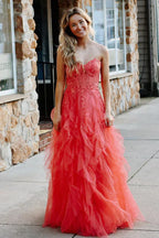Jaize | Robe de bal bustier corail en tulle délicat à volants et applications. Ornée de volants. 