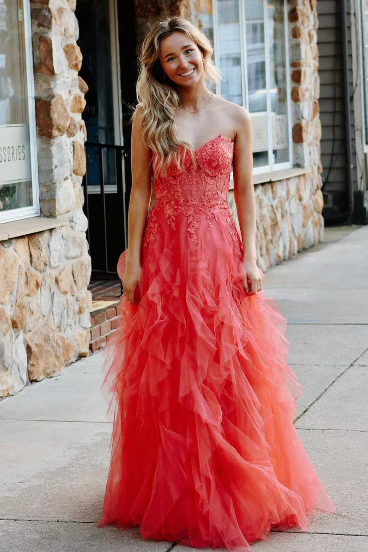 Jaize | Robe de bal bustier corail en tulle délicat à volants et applications. Ornée de volants. 