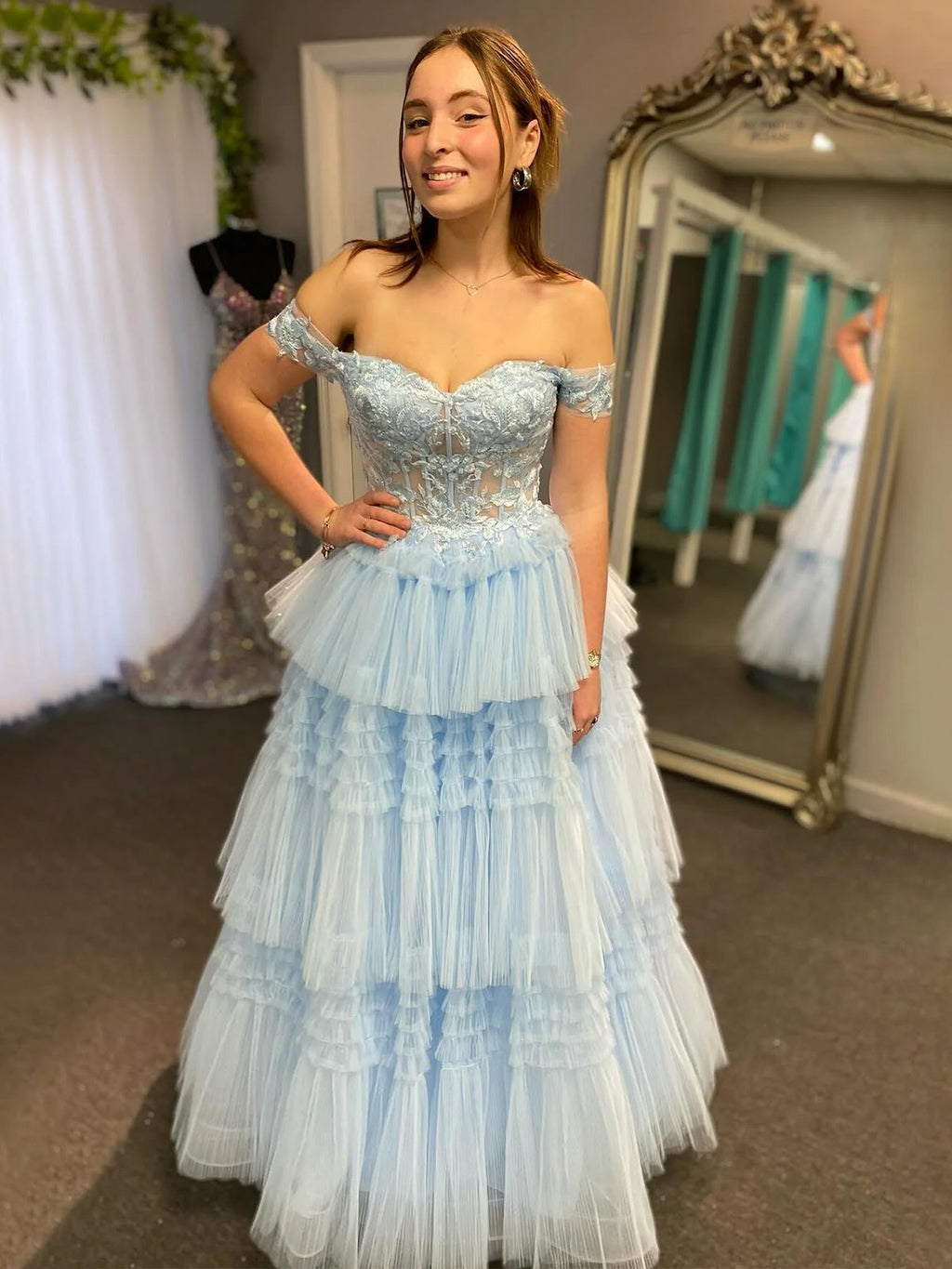 Jara | Vestido de fiesta de tul azul claro con hombros descubiertos y apliques 