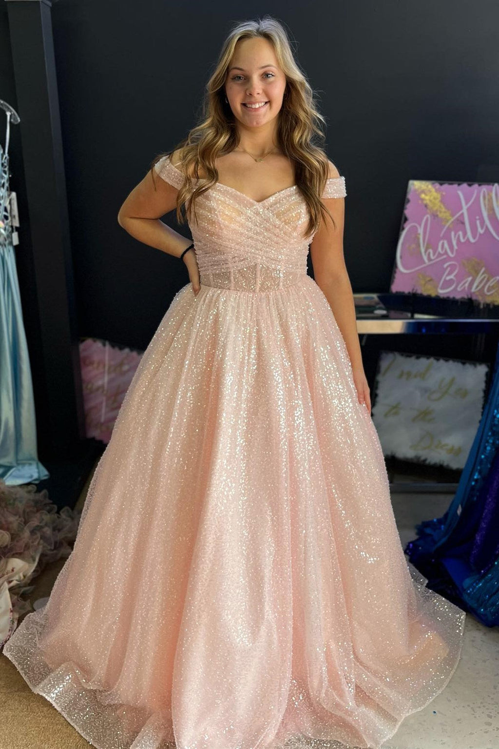 Jayla | Vestido largo de fiesta rosa rubor brillante con hombros descubiertos y escote cruzado