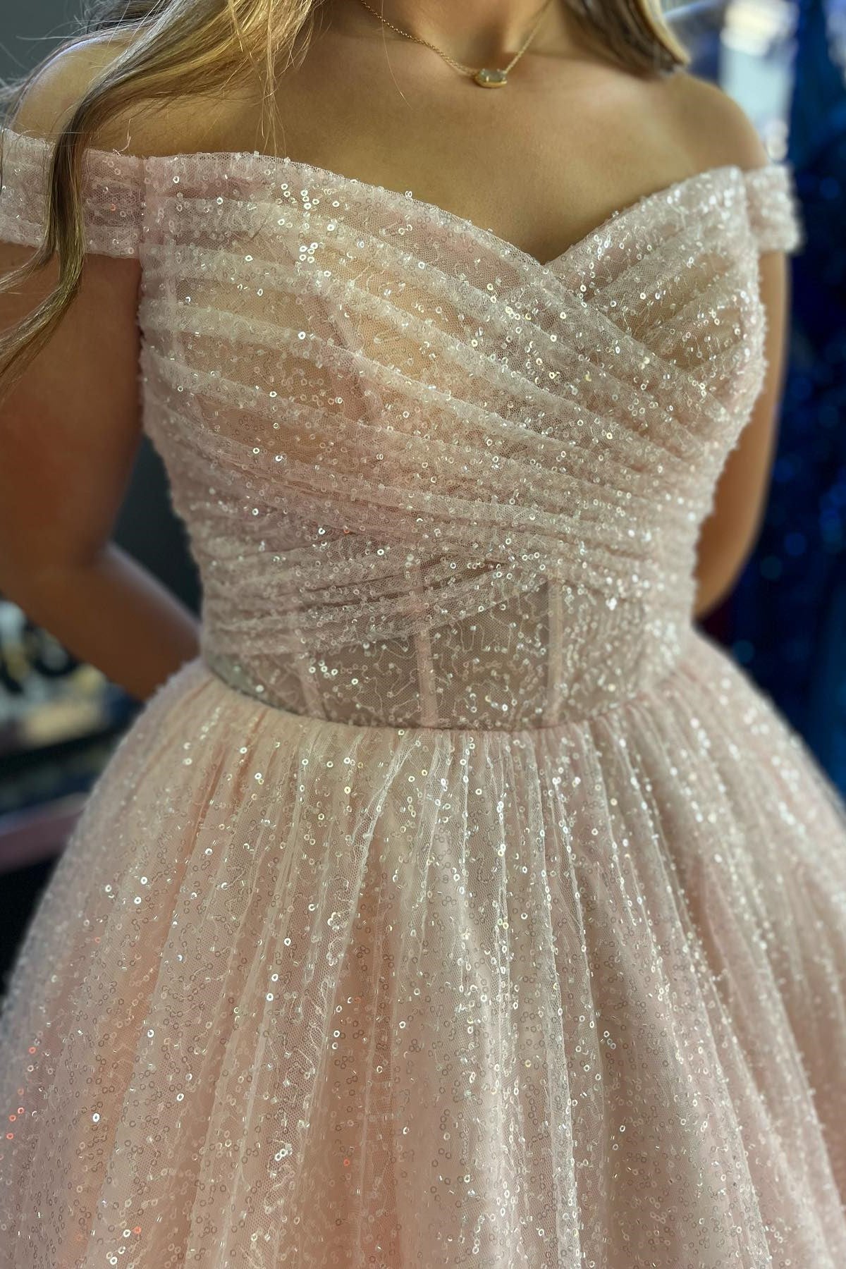 Jayla | Vestido largo de fiesta rosa rubor brillante con hombros descubiertos y escote cruzado