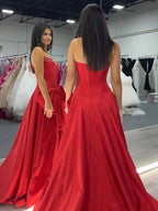 Jhenee | Vestido de fiesta largo de satén rojo sin tirantes, corte en A, con corsé y lazo
