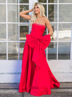 Jhenee | Vestido de fiesta largo de satén rojo sin tirantes, corte en A, con corsé y lazo