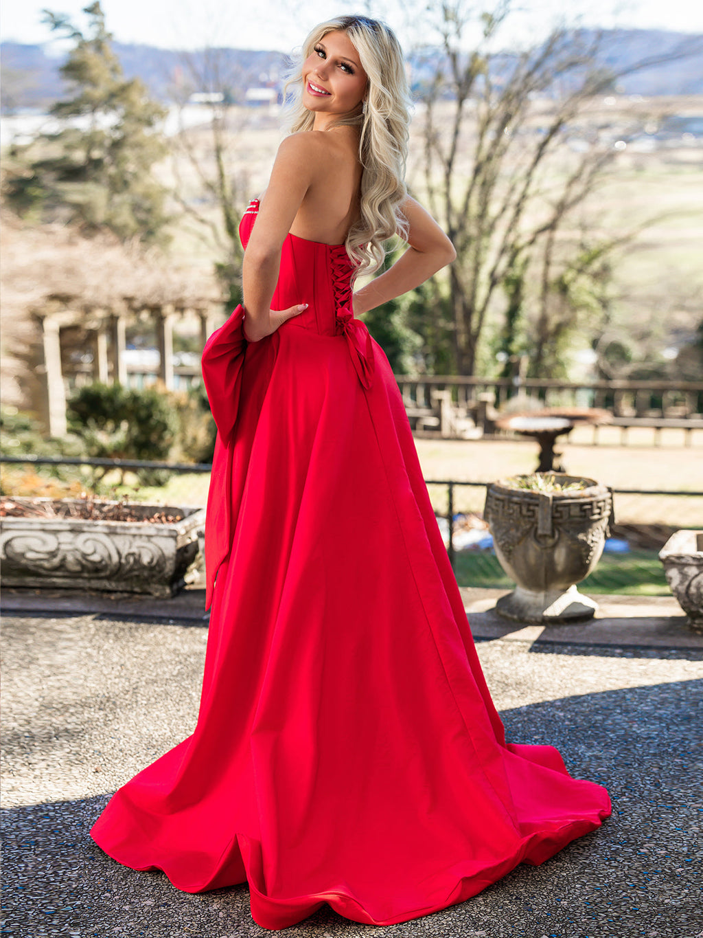Jhenee | Vestido de fiesta largo de satén rojo sin tirantes, corte en A, con corsé y lazo
