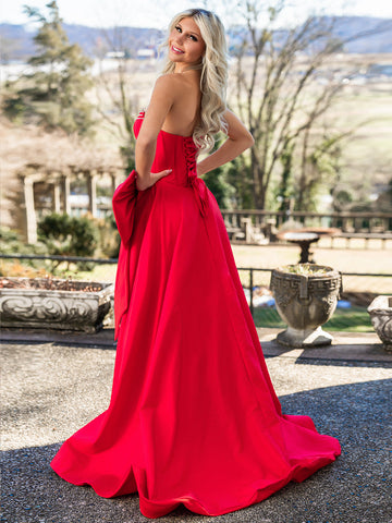 Jhenee | Robe de bal longue bustier rouge tendance en satin, coupe trapèze, avec nœud
