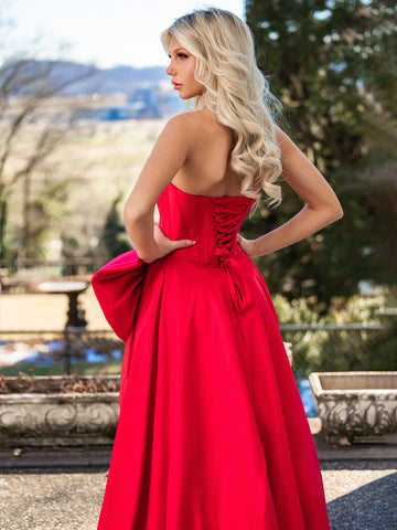 Jhenee | Robe de bal longue bustier rouge tendance en satin, coupe trapèze, avec nœud